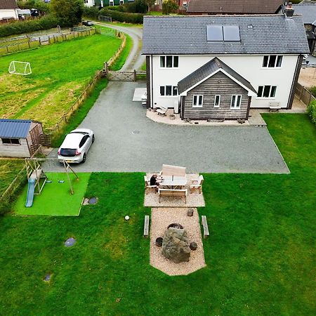 Maen Llwyd Villa Llanyre Exterior photo