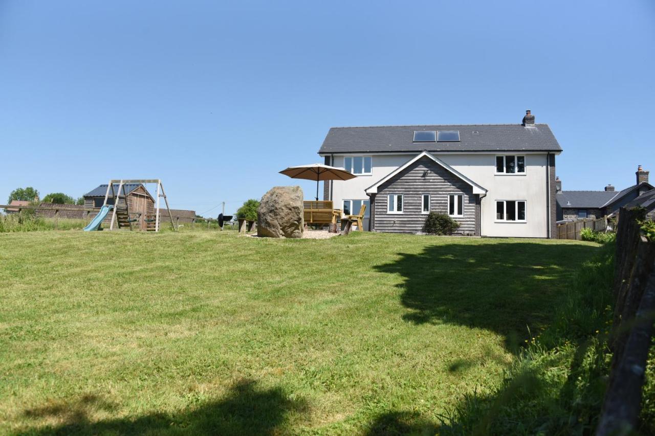 Maen Llwyd Villa Llanyre Exterior photo